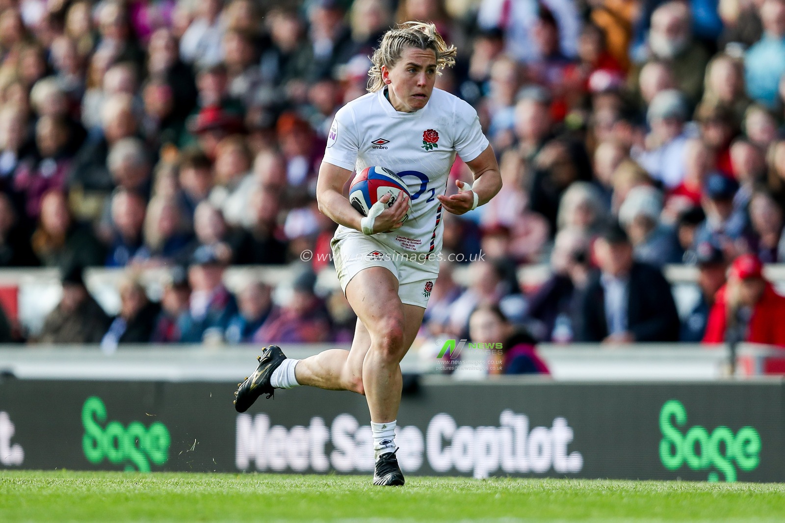 Claudia Macdonald of England Women breaks with the ball during the 2025 Guinness Womenâ€™s 6 Nations match England vs Scotland at Mattioli Woods Welford Road Stadium, Leicester, United Kingdom, 19th April 2025

(Photo by Izzy Poles/News Images)
