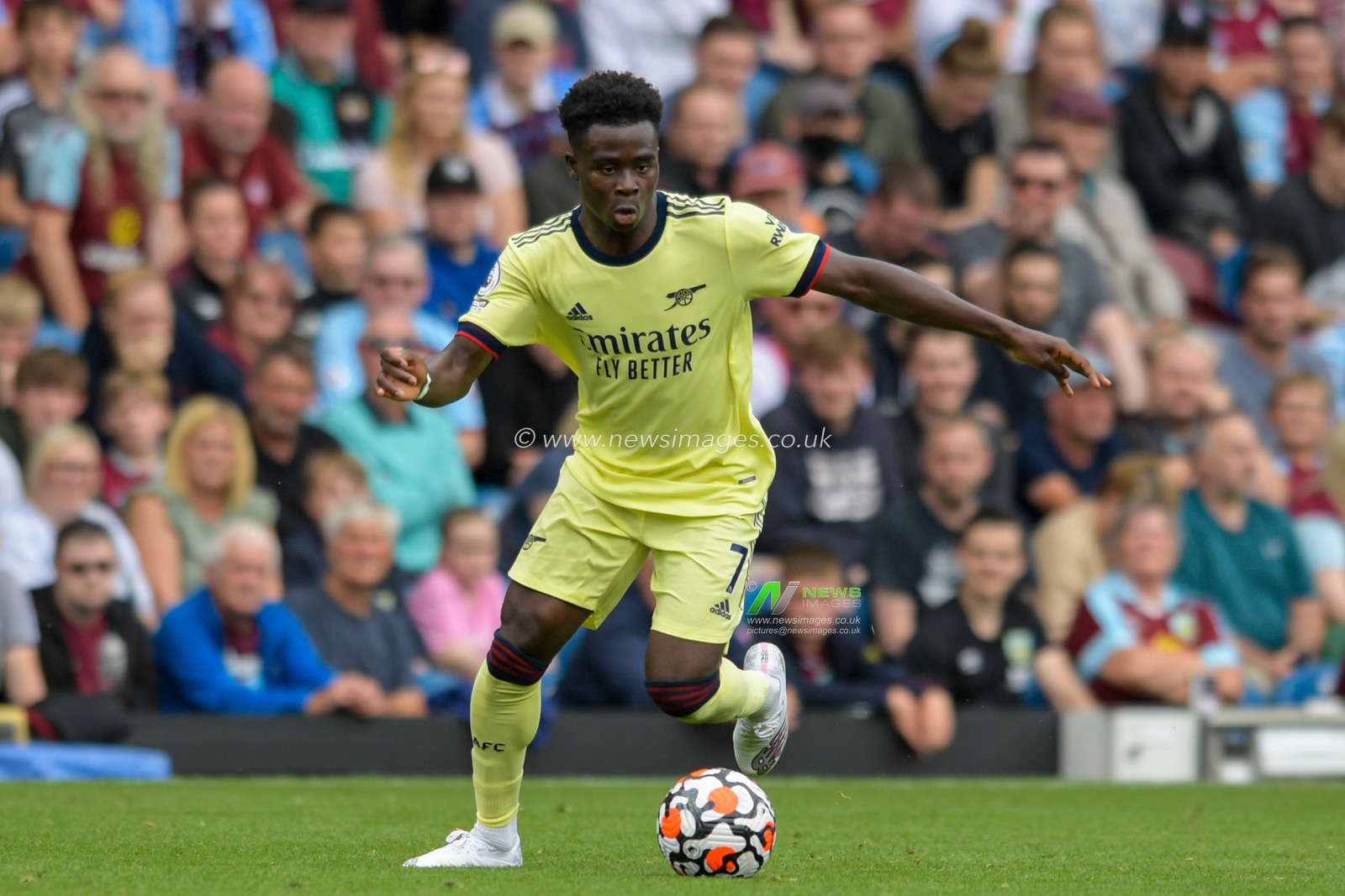 Bukayo Saka #7 of Arsenal runs with the ball