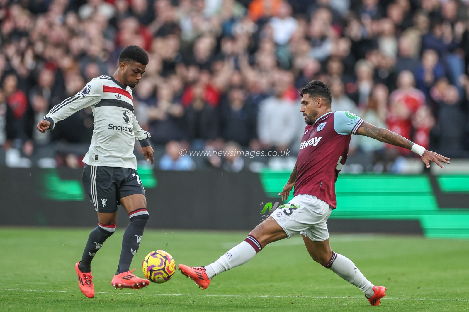 Amad Diallo of Manchester United and Emerson Palmieri of West Ham United battle for the ball during the Premier League match West Ham United vs Manchester United at London Stadium, London, United Kingdom, 27th October 2024

(Photo by Mark Cosgrove/News Images)