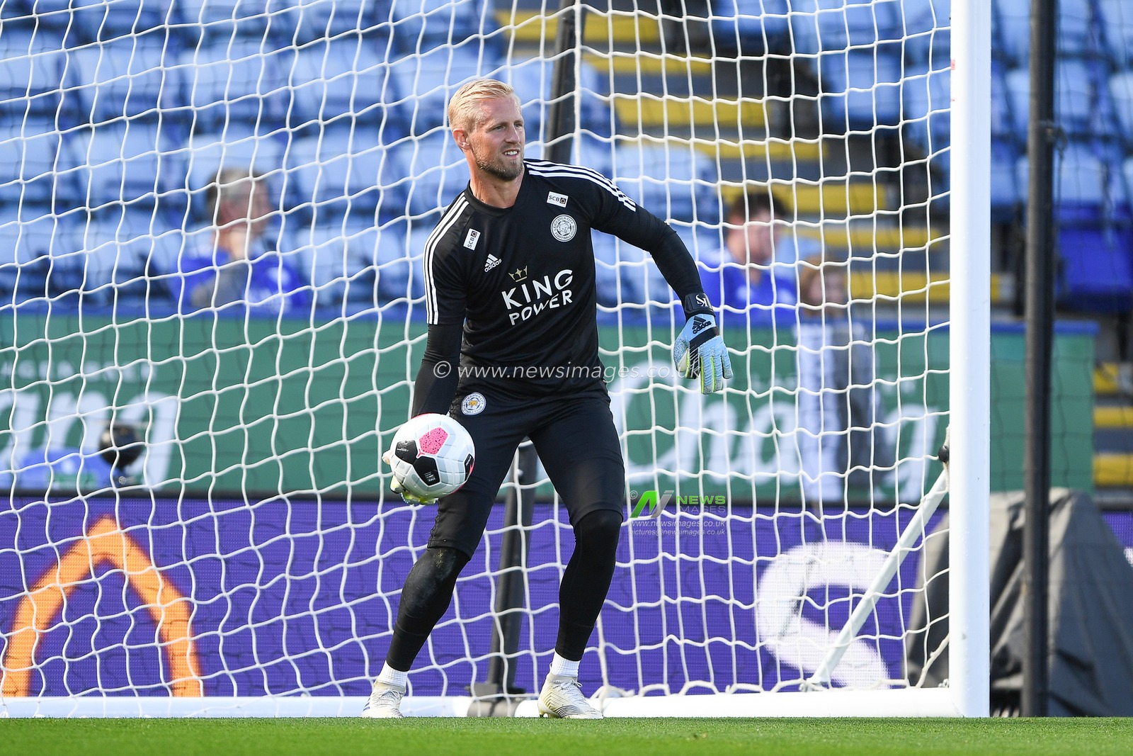 21st September 2019, King Power Stadium, Leicester, England ; Premier League Football, Leicester City vs Tottenham Hotspur : Kasper Schmeichel (1) of Leicester City warms up 


Credit: Jon Hobley/News Images

English Football League images are subject to DataCo Licence