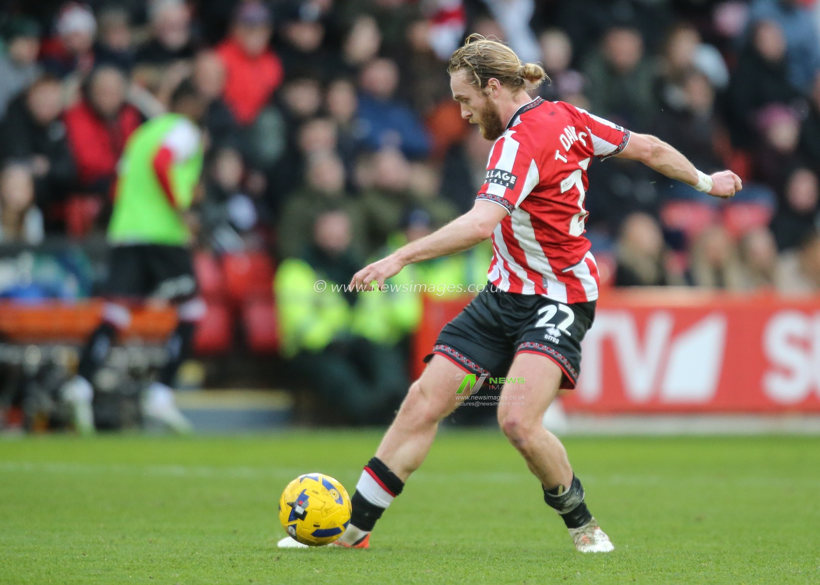 Tom Davies of Sheffield United passes the ball during the Sky Bet Championship match Sheffield United vs Ipswich Town at Bramall Lane, Sheffield, United Kingdom, 24th January 2026

(Photo by Richard Bierton/News Images)