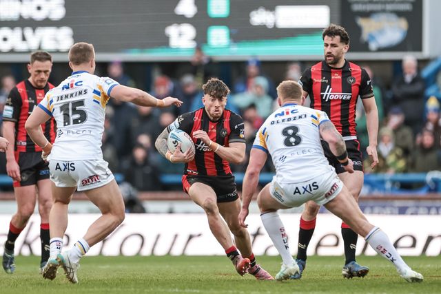 Matty Ashton of Warrington Wolves looks for a way past Mikołaj Olędzki of Leeds Rhinos during the Betfred Super League round 6 match Leeds Rhinos vs Warrington Wolves at AMT Headingley Stadium, Leeds, United Kingdom on 29 March 2026

(Photo by Mark Cosgrove/News Images)
