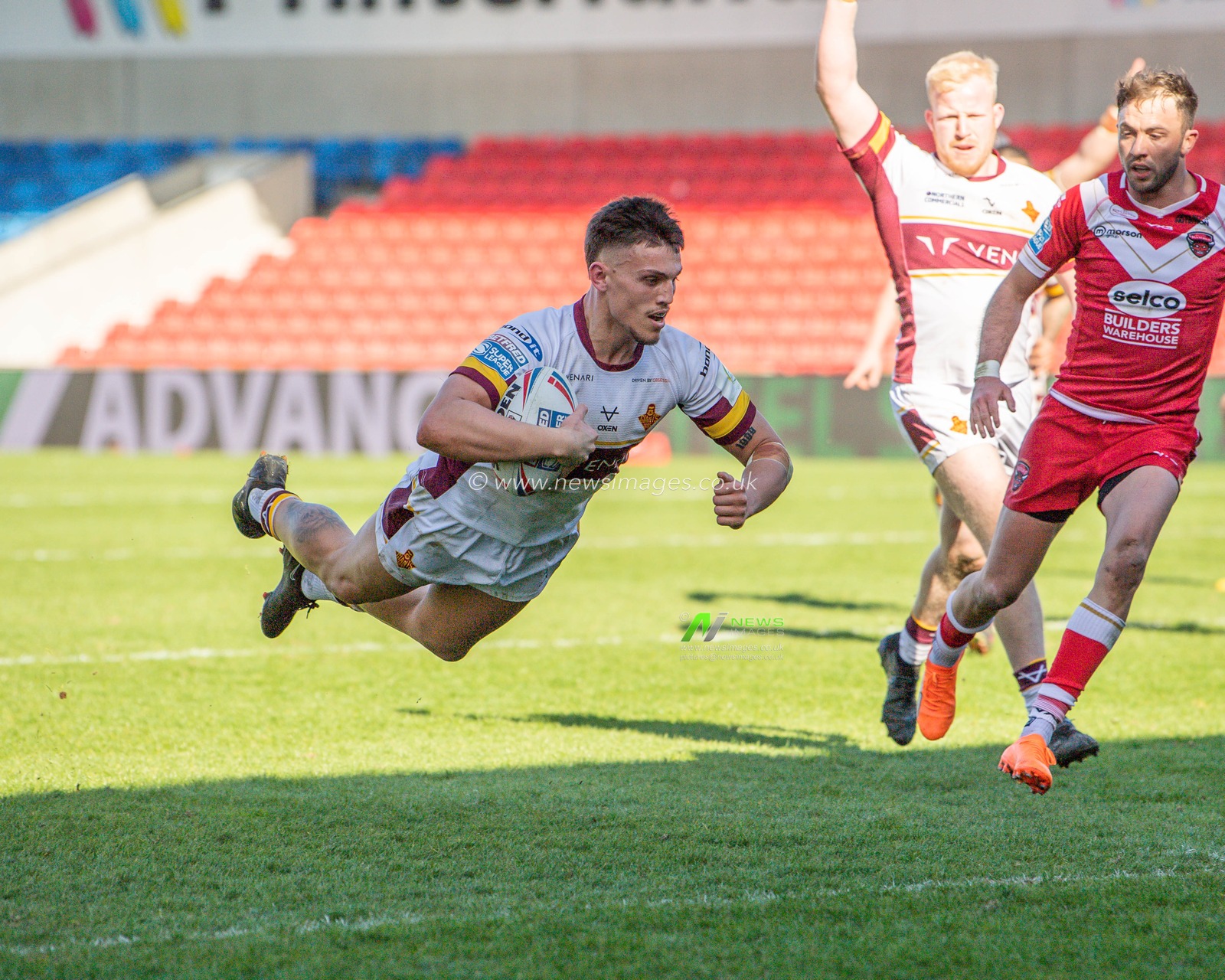 Owen Trout #17 of Huddersfield Giants goes over for a try during the Betfred Super League Round 7 match Salford Red Devils vs Huddersfield Giants at AJ Bell Stadium, Eccles, United Kingdom, 2nd April 2023

(Photo by Craig Thomas/News Images)