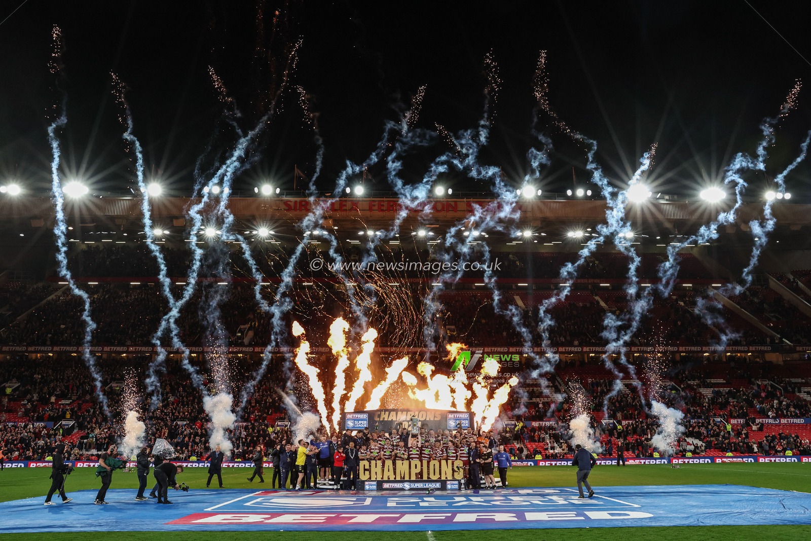 Wigan Warriors lift the Betfred Super League Grand Final trophy during the Betfred Super League Grand Final match Wigan Warriors vs Hull KR at Old Trafford, Manchester, United Kingdom, 12th October 2024

(Photo by Mark Cosgrove/News Images)