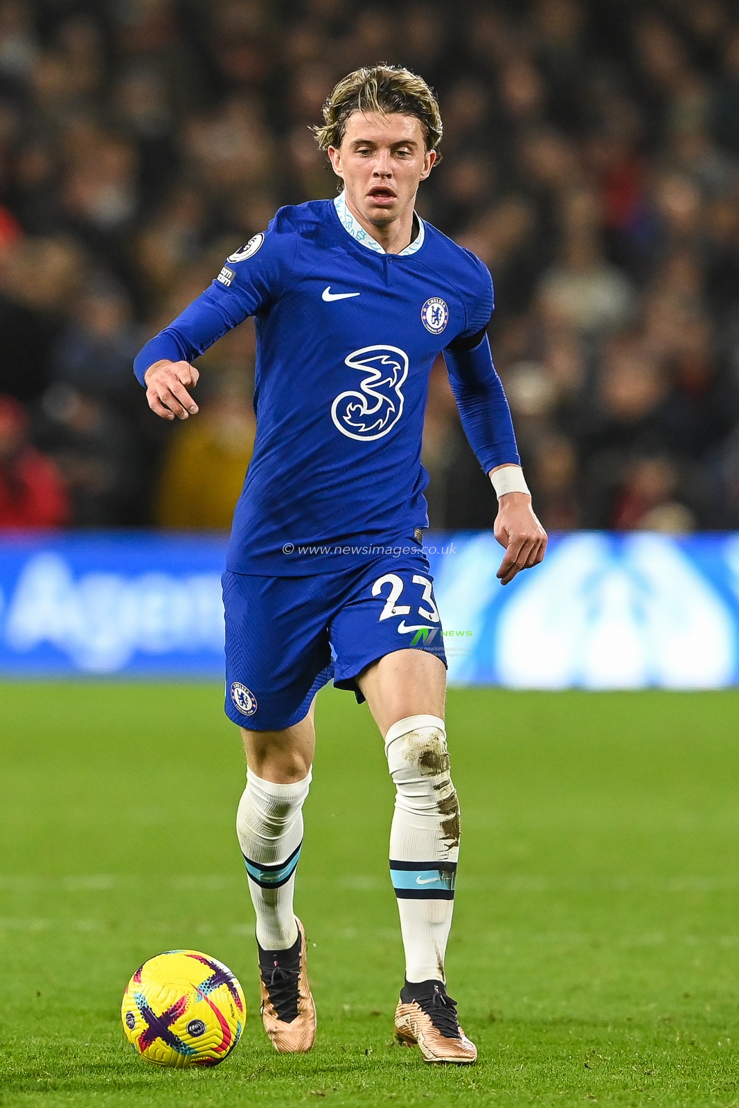 Conor Gallagher #23 of Chelsea makes a break with the ball during the Premier League match Nottingham Forest vs Chelsea at City Ground, Nottingham, United Kingdom, 1st January 2023

(Photo by Craig Thomas/News Images)