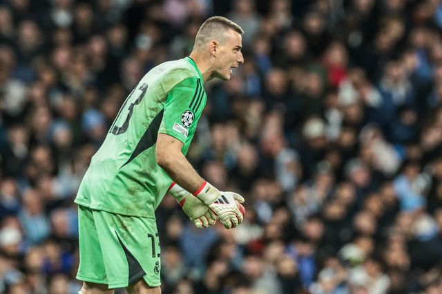 Real Madrid goalkeeper Andriy Lunin gives his team instructions during the UEFA Champions League last 16 second leg match Manchester City vs Real Madrid at The City of Manchester Stadium, Manchester, United Kingdom on 17 March 2026

(Photo by Mark Cosgrove/News Images)