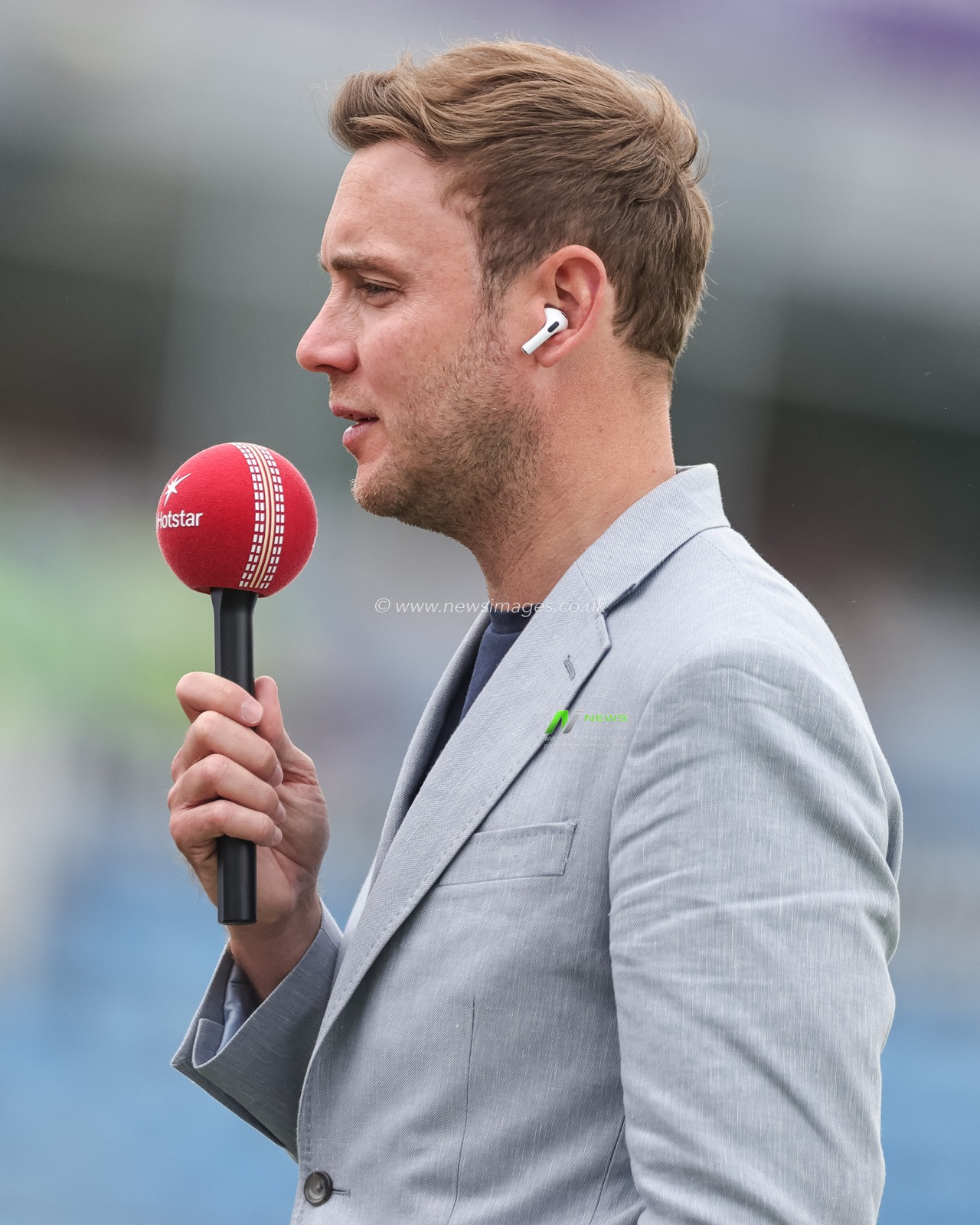 Stuart Broad presenting in the pre-game warm up session during the 1st Rothesay Test Match Day 5 England vs India at Headingley Cricket Ground, Leeds, United Kingdom, 24th June 2025

(Photo by Mark Cosgrove/News Images)