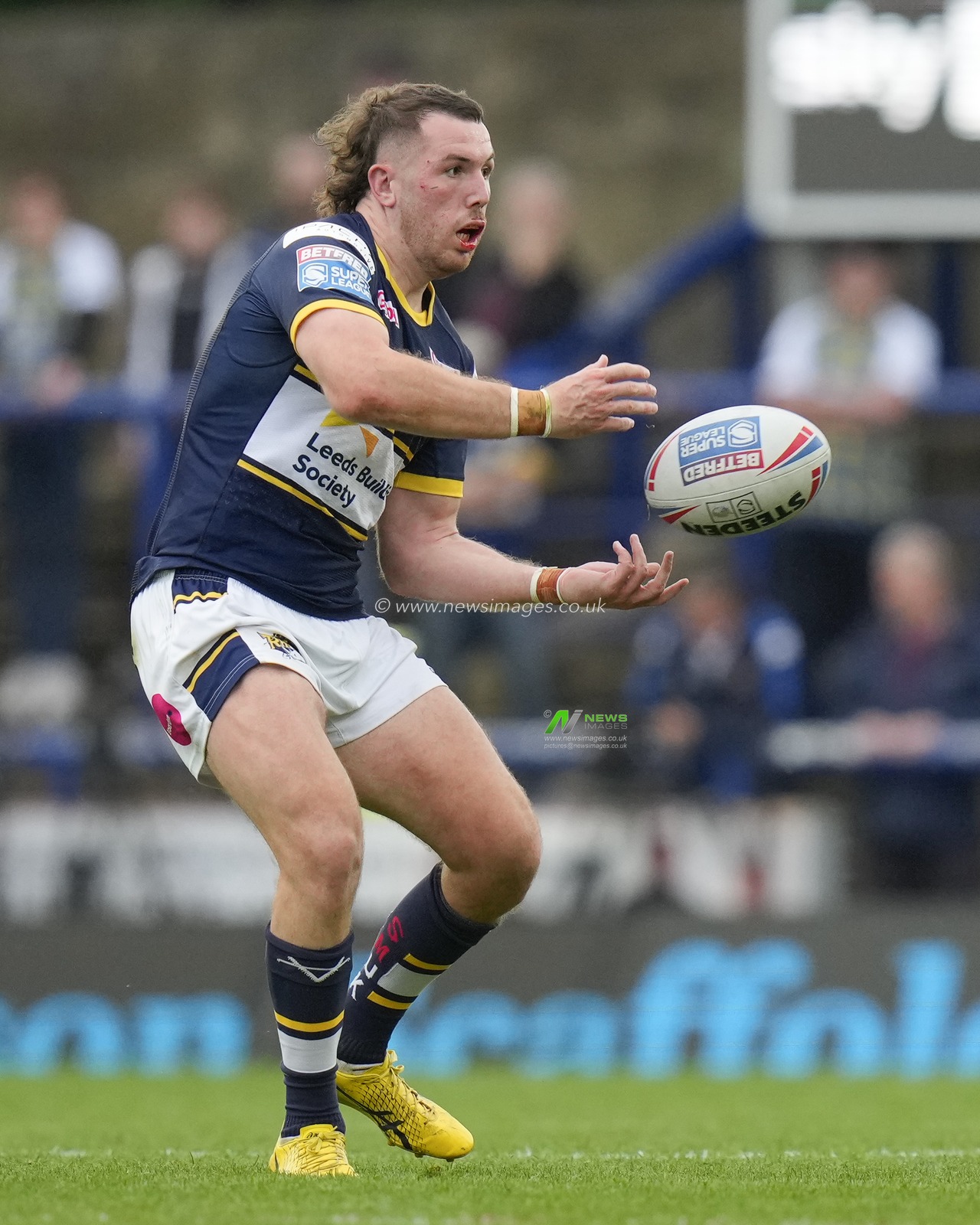 Cameron Smith #13 of Leeds Rhinos passes the ball during the Betfred Super League Round 21 match Leeds Rhinos vs Leigh Leopards at Headingley Stadium, Leeds, United Kingdom, 6th August 2023

(Photo by Steve Flynn/News Images)