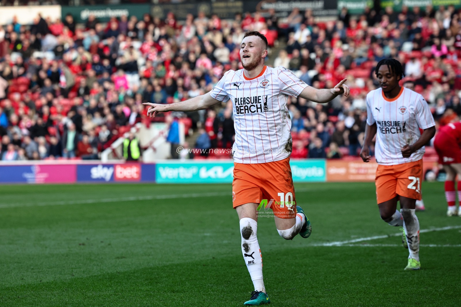 Sonny Carey of Blackpool celebrates his goal to make it 0-3 during the Sky Bet League 1 match Barnsley vs Blackpool at Oakwell, Barnsley, United Kingdom, 8th March 2025

(Photo by Mark Cosgrove/News Images)