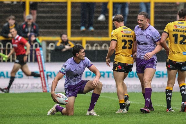 Sam Stone of Warrington Wolves celebrates his try during the Betfred Super League round 19 match Castleford Tigers vs Warrington Wolves at The Mend-A-Hose Jungle, Castleford, United Kingdom, 20th July 2025

(Photo by Alfie Cosgrove/News Images)