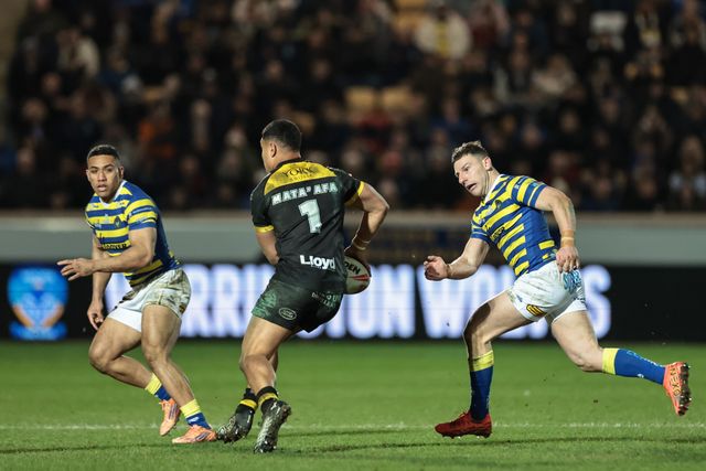 Toa Mata’afa of York Knights is tracked by George Williams of Warrington Wolves during the Betfred Super League Round 4 match York Knights vs Warrington Wolves at LNER Community Stadium, York, United Kingdom on 06 March 2026

(Photo by Mark Cosgrove/News Images)