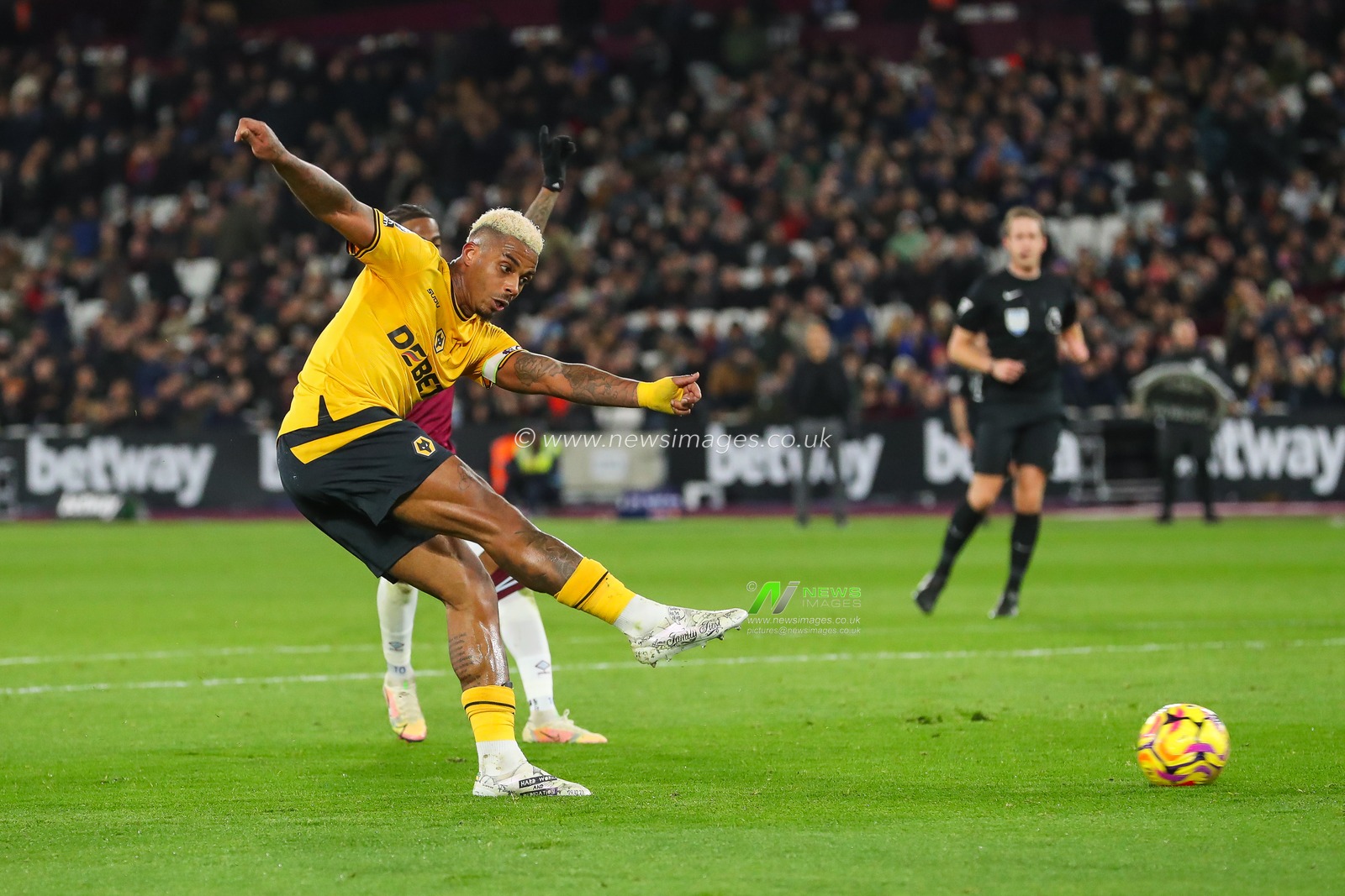 Mario Lemina of Wolverhampton Wanderers shoots on goal during the Premier League match West Ham United vs Wolverhampton Wanderers at London Stadium, London, United Kingdom, 9th December 2024

(Photo by Izzy Poles/News Images)