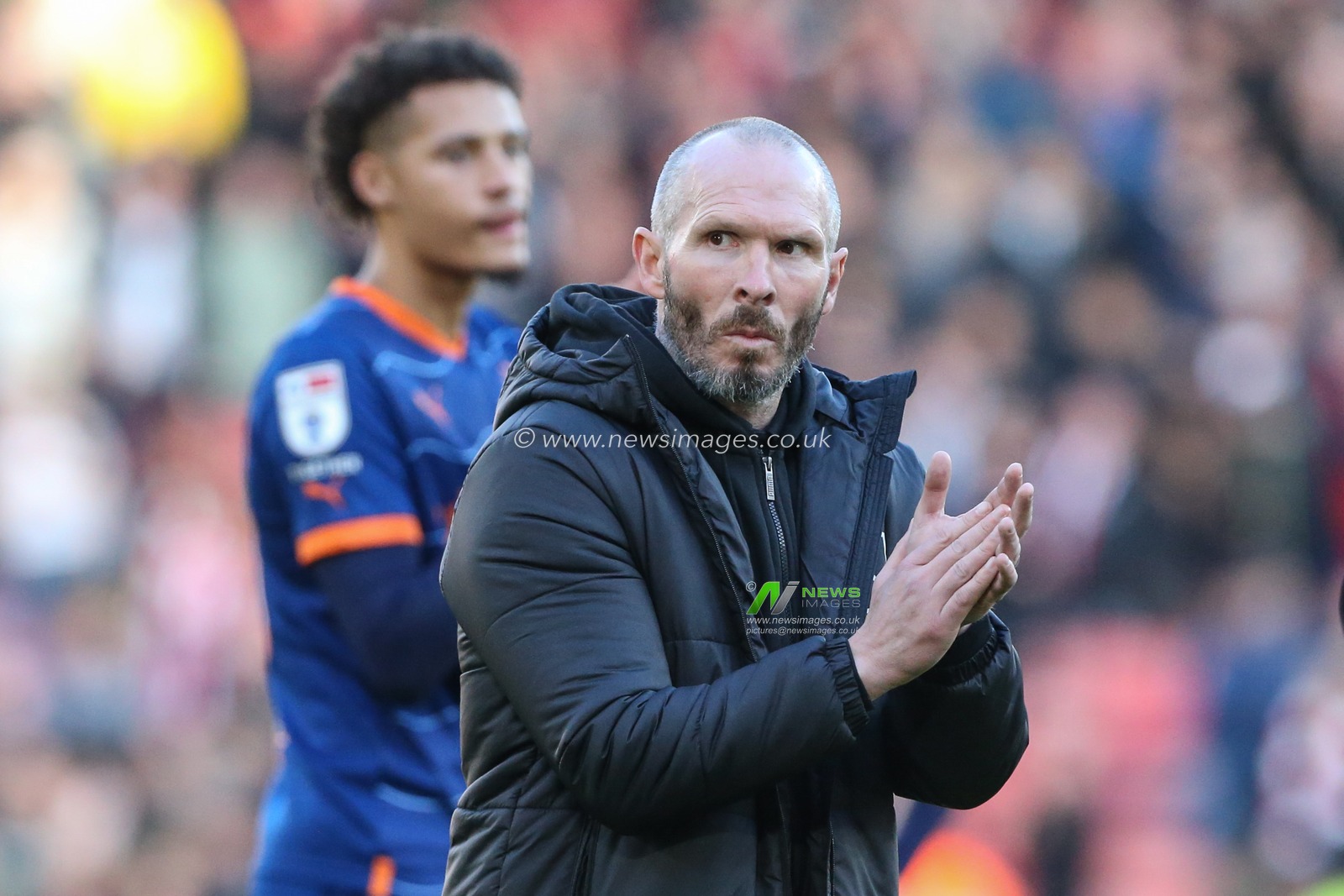 Michael Appleton manager of Blackpool acknowledges the fans at the final whistle during the Sky Bet Championship match Sheffield United vs Blackpool at Bramall Lane, Sheffield, United Kingdom, 15th October 2022

(Photo by Arron Gent/News Images)