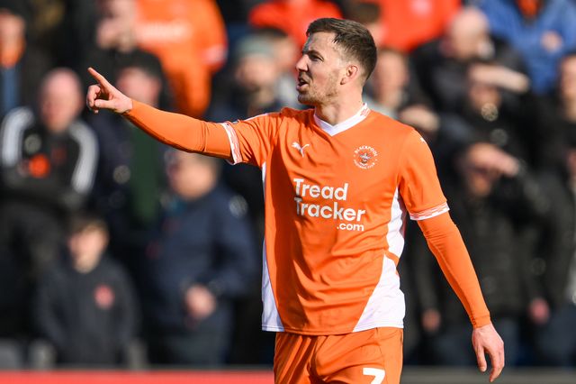 Lee Evans of Blackpool gives his team instructions during the Sky Bet League 1 match Stockport County vs Blackpool at Edgeley Park Stadium, Stockport, United Kingdom, 1st March 2025

(Photo by Craig Thomas/News Images)