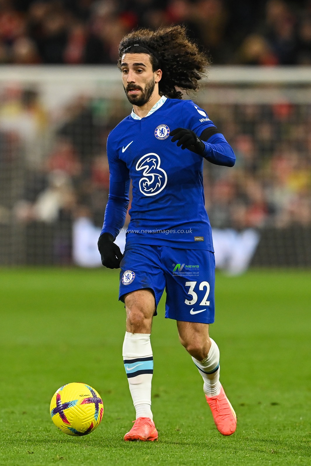 Marc Cucurella #32 of Chelsea makes a break with the ball during the Premier League match Nottingham Forest vs Chelsea at City Ground, Nottingham, United Kingdom, 1st January 2023

(Photo by Craig Thomas/News Images)