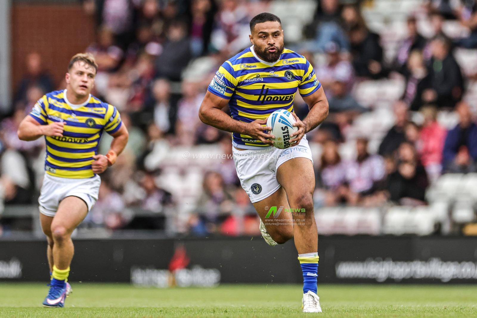 Toafofoa Sipley of Warrington Wolves breaks with the ball during the Betfred Super League round 20 match Leigh Leopards vs Warrington Wolves at Leigh Sports Village, Leigh, United Kingdom on 25 July 2026

(Photo by Alfie Cosgrove/News Images)