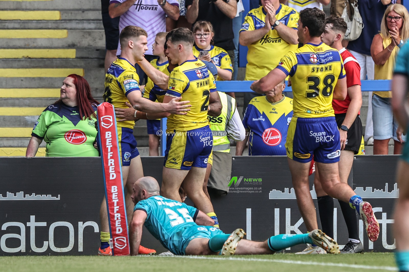 Jake Thewlis of Warrington Wolves celebrates his try during the Betfred Super League round 15 match Warrington Wolves vs Huddersfield Giants at Halliwell Jones Stadium, Warrington, United Kingdom, 21st June 2025

(Photo by Alfie Cosgrove/News Images)