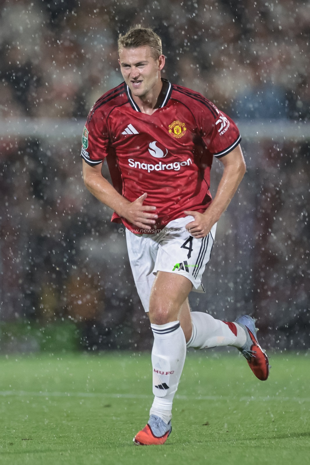 Matthijs de Ligt of Manchester United in the pouring rain during the Carabao Cup match Grimsby Town vs Manchester United at Blundell Park, Cleethorpes, United Kingdom, 27th August 2025

(Photo by Mark Cosgrove/News Images)