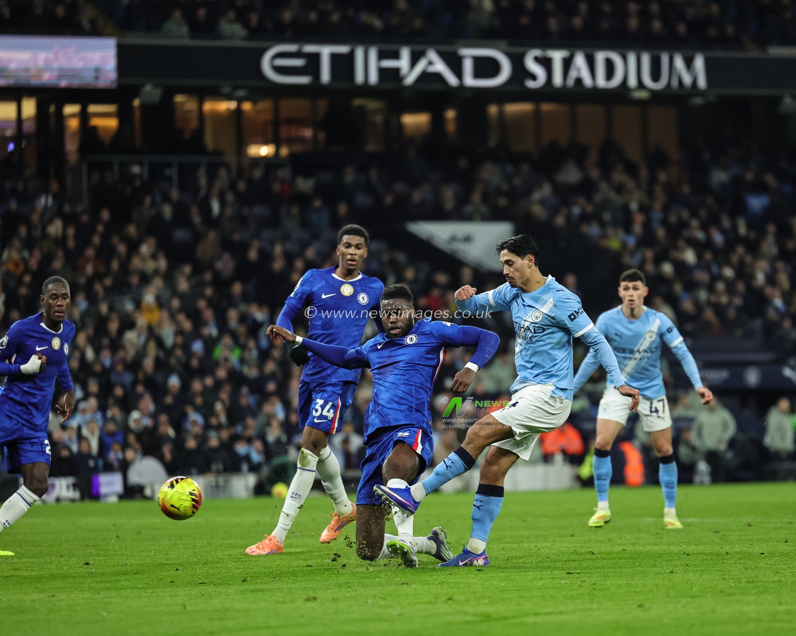 Tijjani Reijnders of Manchester City scores to make it 1-0 during the Premier League match Manchester City vs Chelsea at Etihad Stadium, Manchester, United Kingdom, 4th January 2026

(Photo by Mark Cosgrove/News Images)

*** GER AUT SUI OUT ***