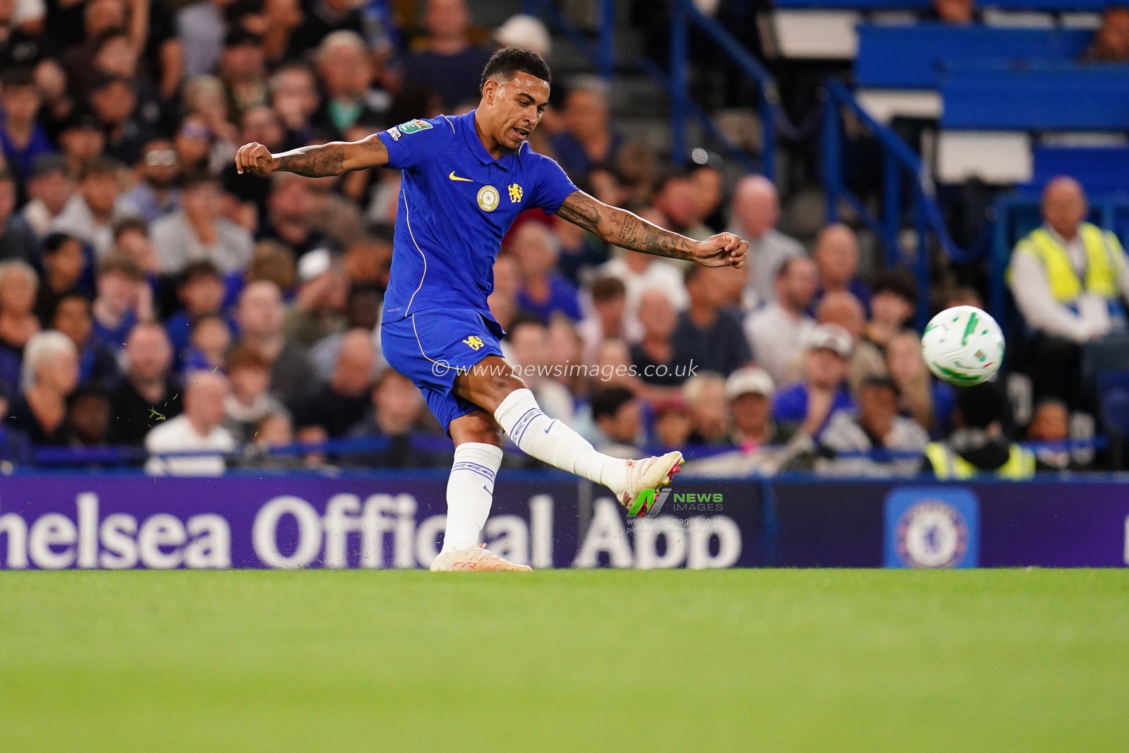 Morgan Rogers of Chelsea plays a cross field pass during the Carabao Cup round 2 match Chelsea vs Luton Town at Stamford Bridge, London, United Kingdom on 27 August 2026

(Photo by Harvey Murphy/News Images)