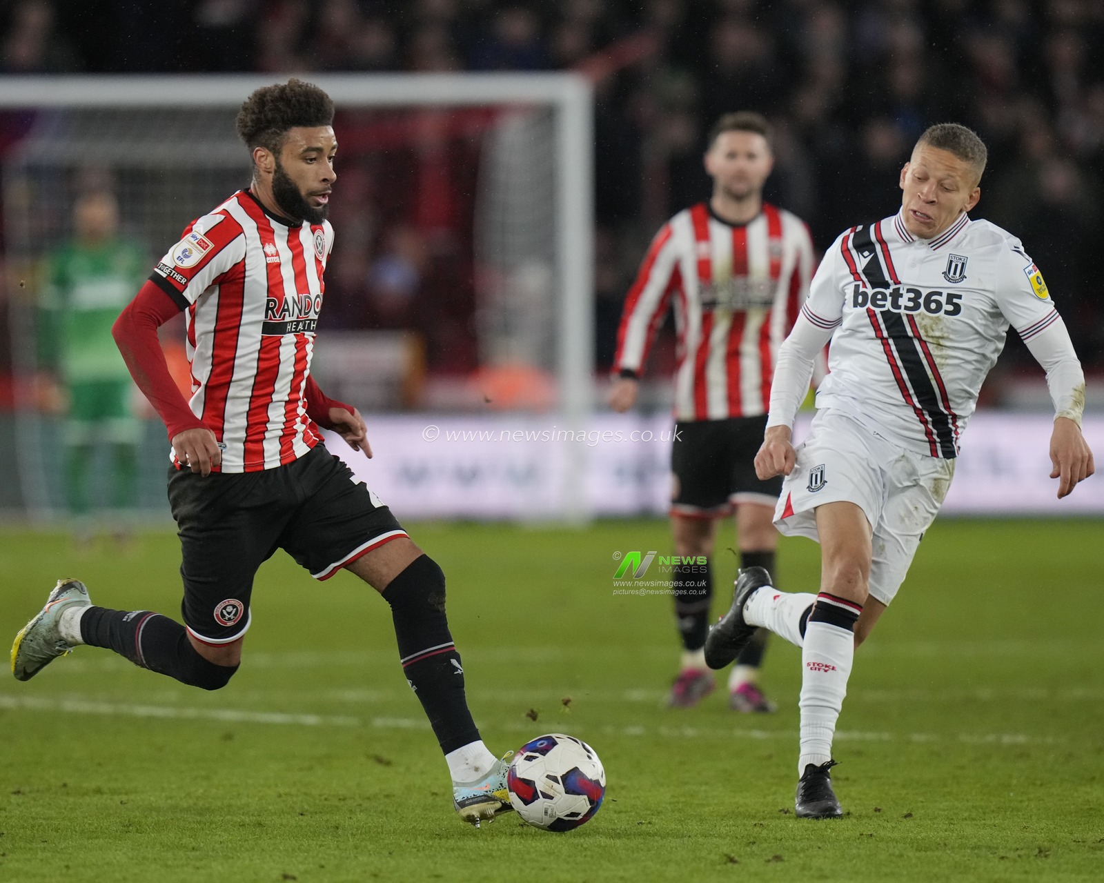 Jayden Bogle #20 of Sheffield United breaks past Dwight Gayle #11 of Stoke City during the Sky Bet Championship match Sheffield United vs Stoke City at Bramall Lane, Sheffield, United Kingdom, 14th January 2023

(Photo by Steve Flynn/News Images)