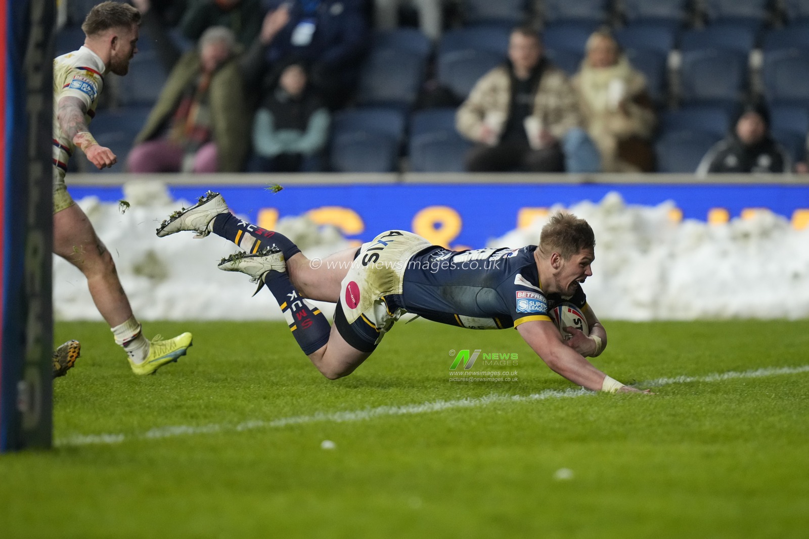 Tom Holroyd #18 of Leeds Rhinos dives over to score a try during the Betfred Super League Round 4 match Leeds Rhinos vs Wakefield Trinity at Headingley Stadium, Leeds, United Kingdom, 10th March 2023

(Photo by Steve Flynn/News Images)