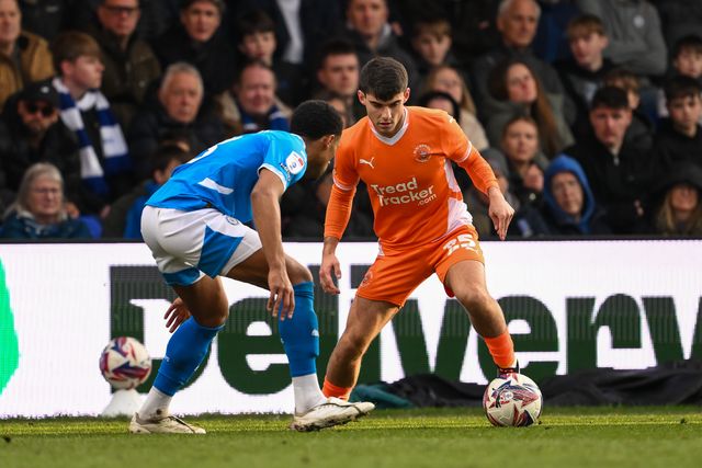 Rob Apter of Blackpool makes a break with the ball during the Sky Bet League 1 match Stockport County vs Blackpool at Edgeley Park Stadium, Stockport, United Kingdom, 1st March 2025

(Photo by Craig Thomas/News Images)