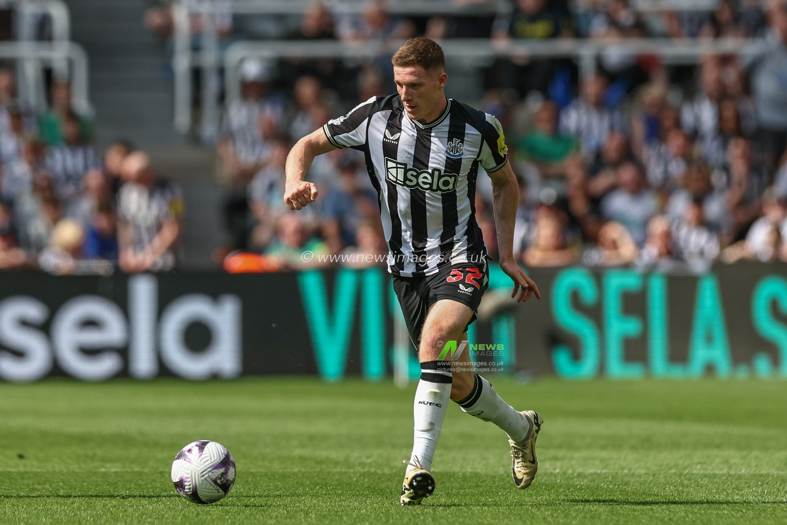 Elliot Anderson of Newcastle United passes the ball during the Premier League match Newcastle United vs Brighton and Hove Albion at St. James's Park, Newcastle, United Kingdom, 11th May 2024

(Photo by Mark Cosgrove/News Images)