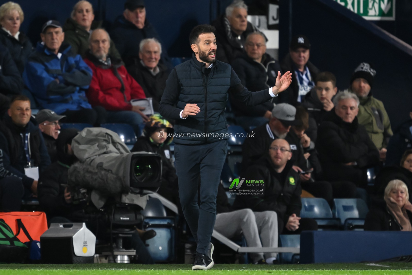 Carlos CorberÃ¡n Manager of West Bromwich Albion instructs during the Sky Bet Championship match West Bromwich Albion vs Middlesbrough at The Hawthorns, West Bromwich, United Kingdom, 1st October 2024

(Photo by Craig Thomas/News Images)