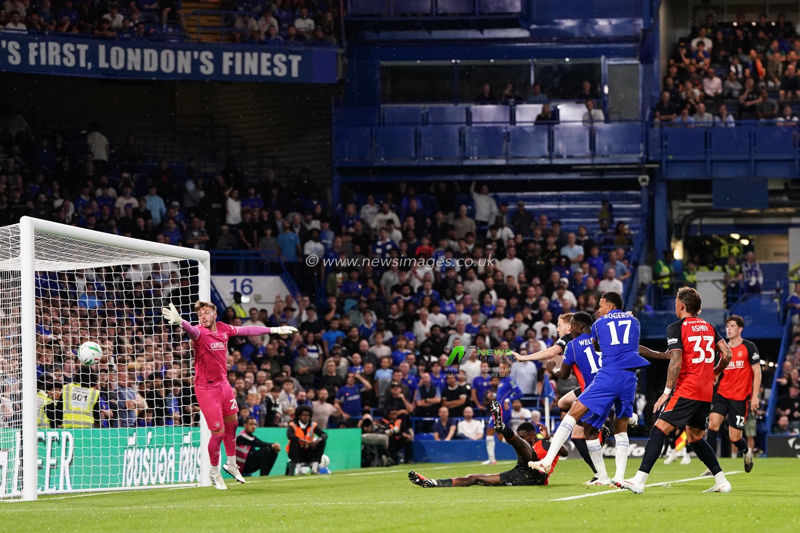 Danny Welbeck of Chelsea scores to make it 1-0 during the Carabao Cup round 2 match Chelsea vs Luton Town at Stamford Bridge, London, United Kingdom on 27 August 2026

(Photo by Harvey Murphy/News Images)