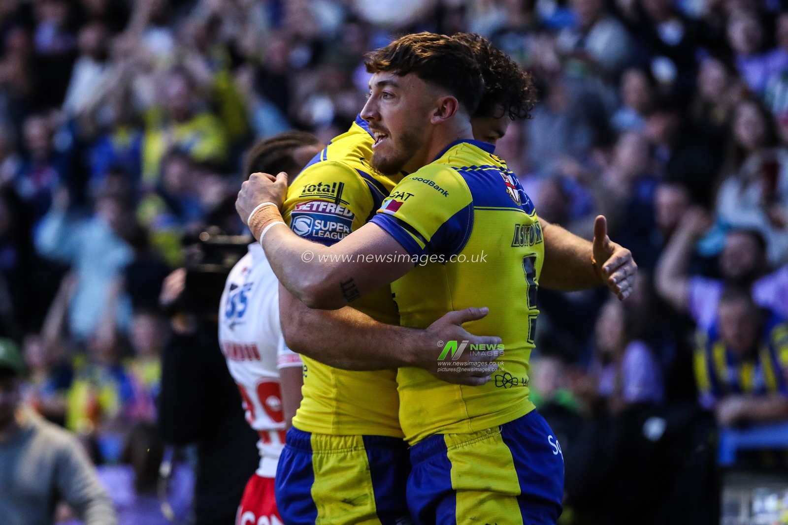 Matty Ashton of Warrington Wolves celebrates his try to make it 8-0 during the Betfred Super League Round 9 match Warrington Wolves vs St Helens at Halliwell Jones Stadium, Warrington, United Kingdom, 24th April 2025

(Photo by Gareth Evans/News Images)