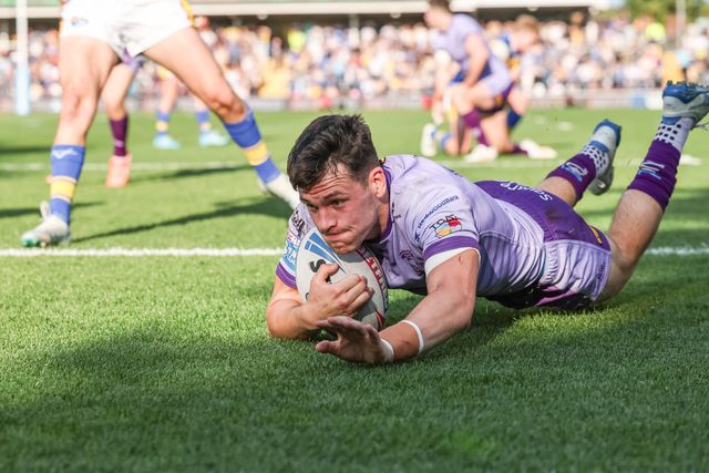 Josh Thewlis of Warrington Wolves goes over for a try during the Betfred Super League Round 14 Leeds Rhinos v Warrington Wolves at Headingley Stadium, Leeds, United Kingdom, 14th June 2025

(Photo by Mark Cosgrove/News Images)