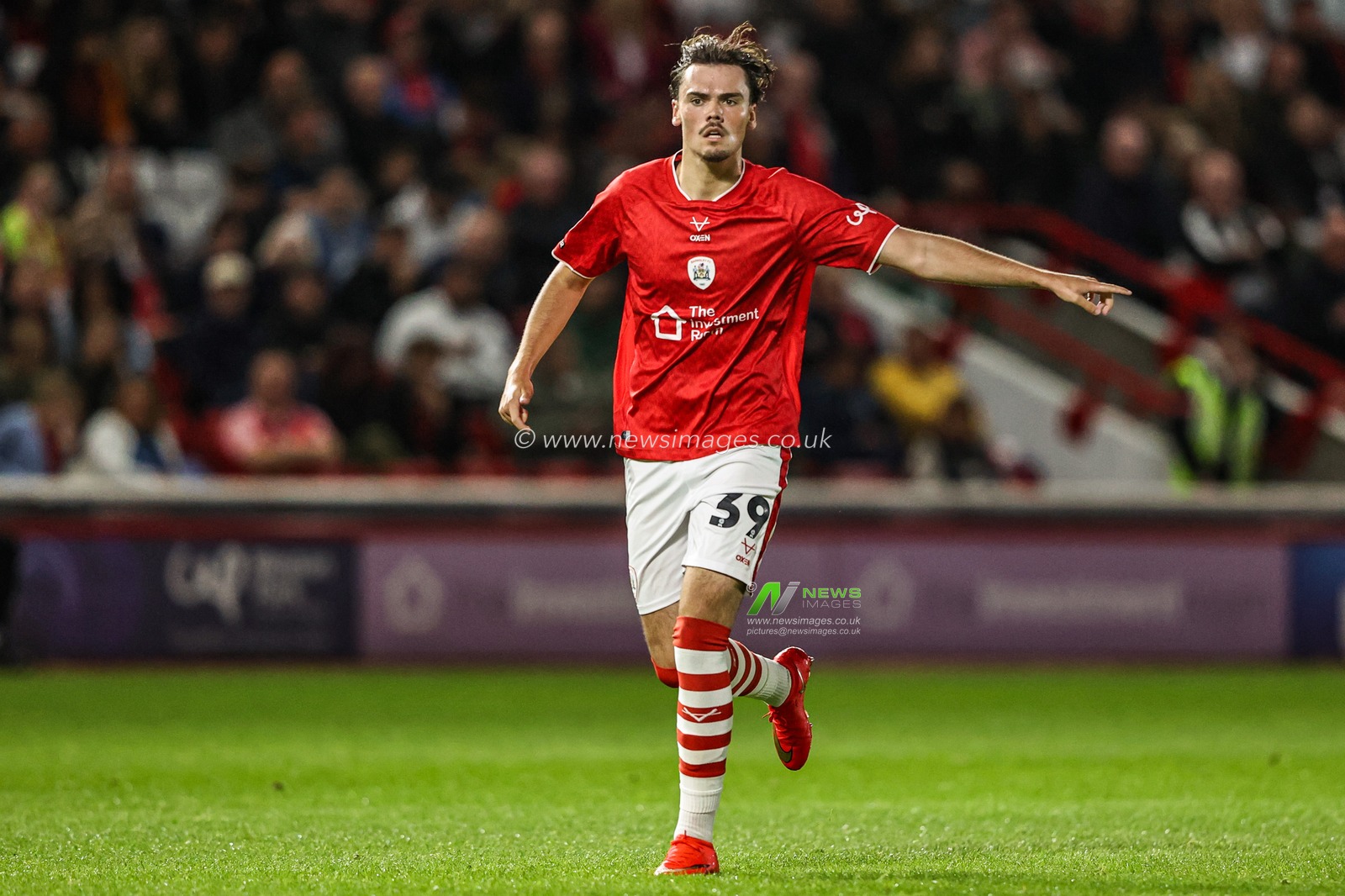 Leo Farrell of Barnsley gives his team instructions during the Sky Bet League One match Barnsley vs Blackpool at Oakwell, Barnsley, United Kingdom on 02 September 2026

(Photo by Alfie Cosgrove/News Images)