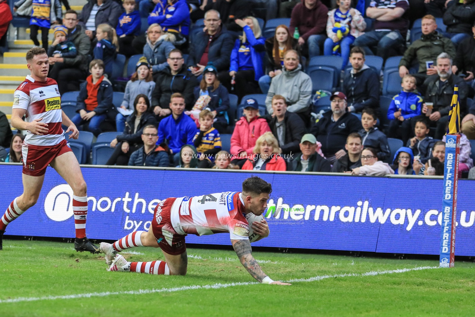 14th June 2019 , Emerald Headingley Stadium, England; Betfred Super League, Round 18, Leeds Rhinos vs Wigan Warriors ; Oliver Gildart (4) of Wigan Warriors goes over for a try 


Credit: Mark Cosgrove/News Images