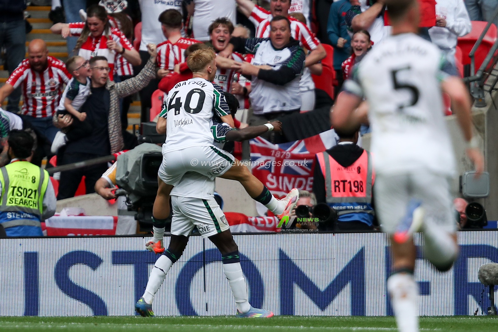 Eliezer Mayenda of Sunderland celebrates after making it 1-1 during the Sky Bet Championship Playoff Final match Sheffield United vs Sunderland at Wembley Stadium, London, United Kingdom, 24th May 2025

(Photo by Izzy Poles/News Images)
