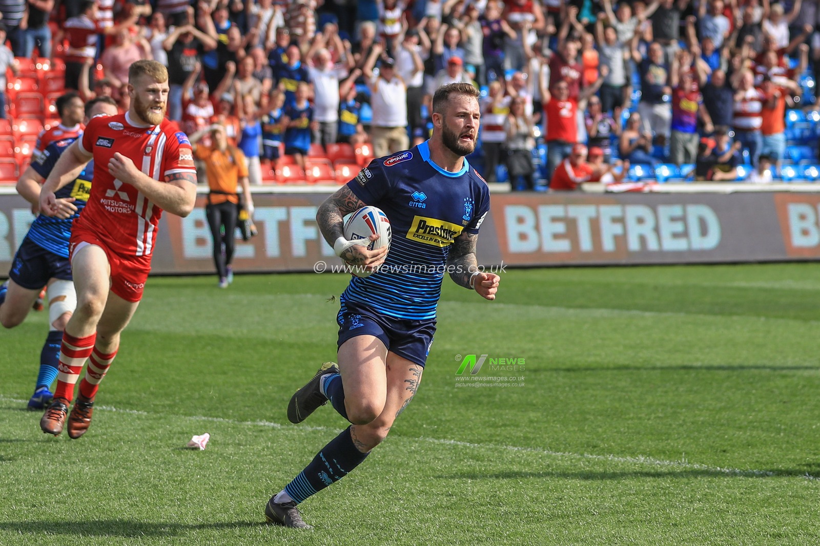 22nd April 2019 ,  AJ Bell Stadium, Salford, England;  Betfred Super League, Round 12, Salford Red Devils vs Wigan Warriors ; Zak Hardaker (20) of Wigan Warriors goes over for the match winning try 

Credit: Mark Cosgrove/News Images