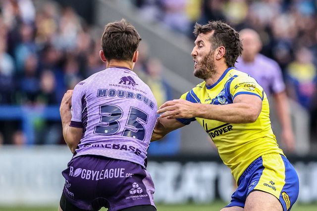 Arthur Mourgue of Hull KR and Stefan Ratchford of Warrington Wolves battle for the ball during the Betfred Super League Round 12 match Warrington Wolves vs Hull KR at Halliwell Jones Stadium, Warrington, United Kingdom, 23rd May 2025

(Photo by Alfie Cosgrove/News Images)