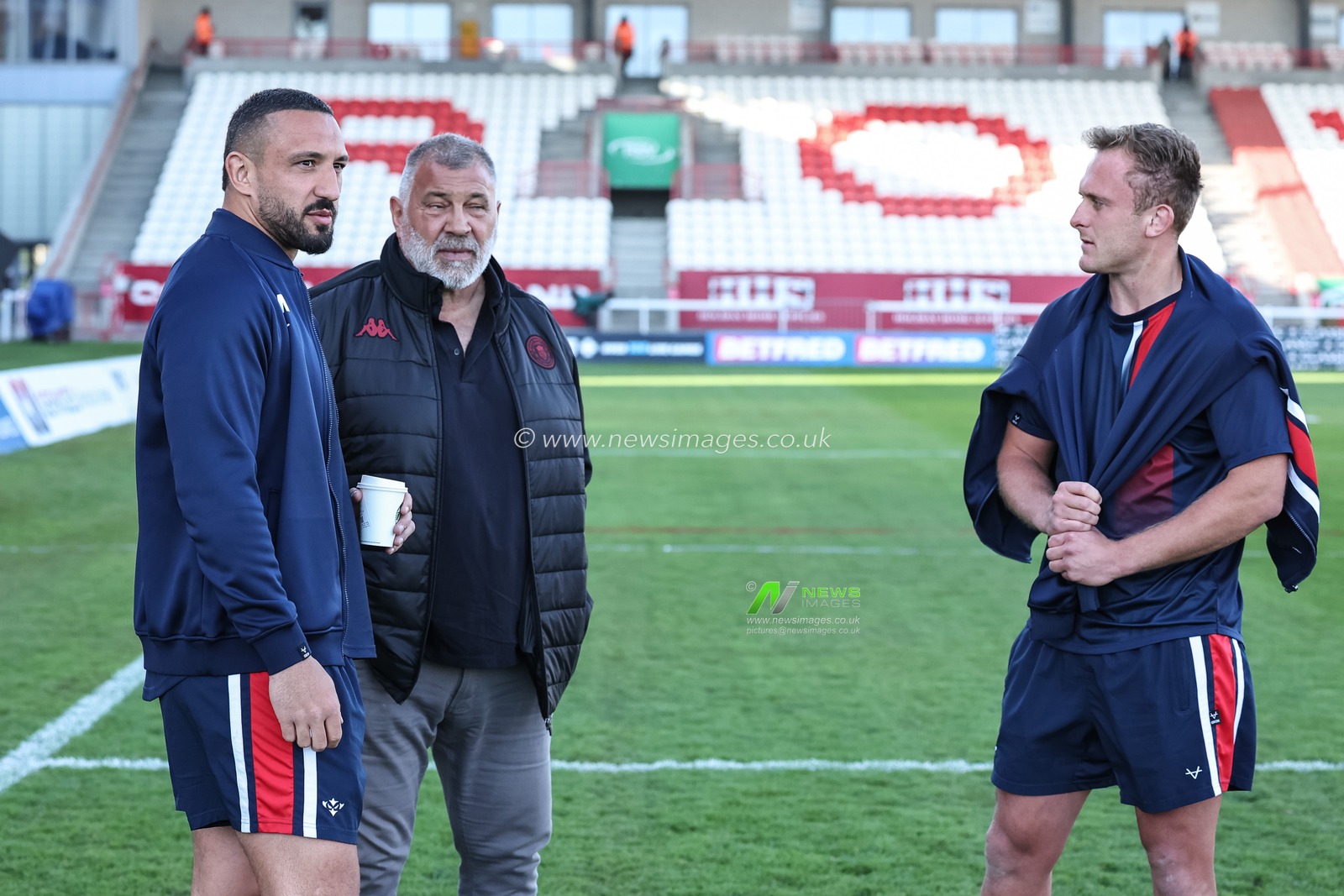 Shaun Wane England Rugby League head coach speaks to Jez Litten and Elliot Minchella of Hull KR during the Betfred Super League Round 7 match Hull KR vs Wigan Warriors at Sewell Group Craven Park, Kingston upon Hull, United Kingdom, 11th April 2025

(Photo by Mark Cosgrove/News Images)