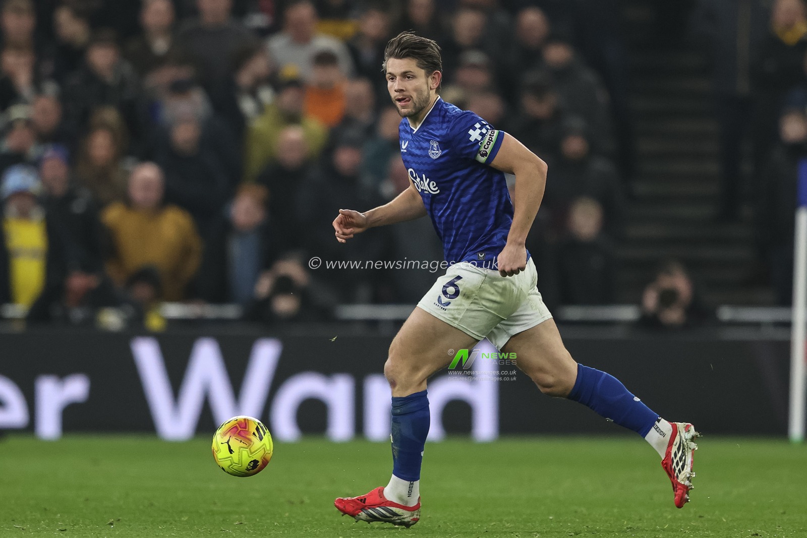 James Tarkowski of Everton breaks with the ball during the Premier League match Everton vs Leeds United at Hill Dickinson Stadium, Liverpool, United Kingdom, 26th January 2026

(Photo by Alfie Cosgrove/News Images)