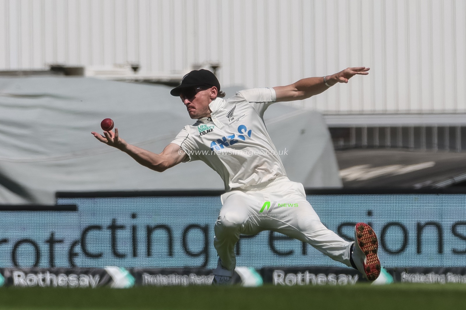 Nathan Smith of New Zealand catches out Josh Tongue of England during the 2nd Rothesay Test Match Day 3 match England vs New Zealand at The Kia Oval, London, United Kingdom on 19 June 2026

(Photo by Mark Cosgrove/News Images)