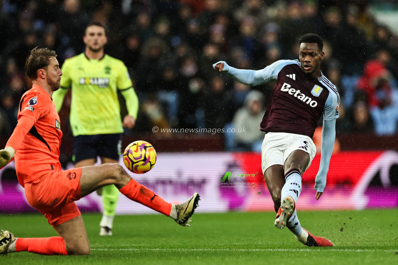 Jhon DurÃ¡n of Aston Villa scores a goal to make it 1-0 during the Premier League match Aston Villa vs Southampton at Villa Park, Birmingham, United Kingdom, 7th December 2024

(Photo by Mark Cosgrove/News Images)