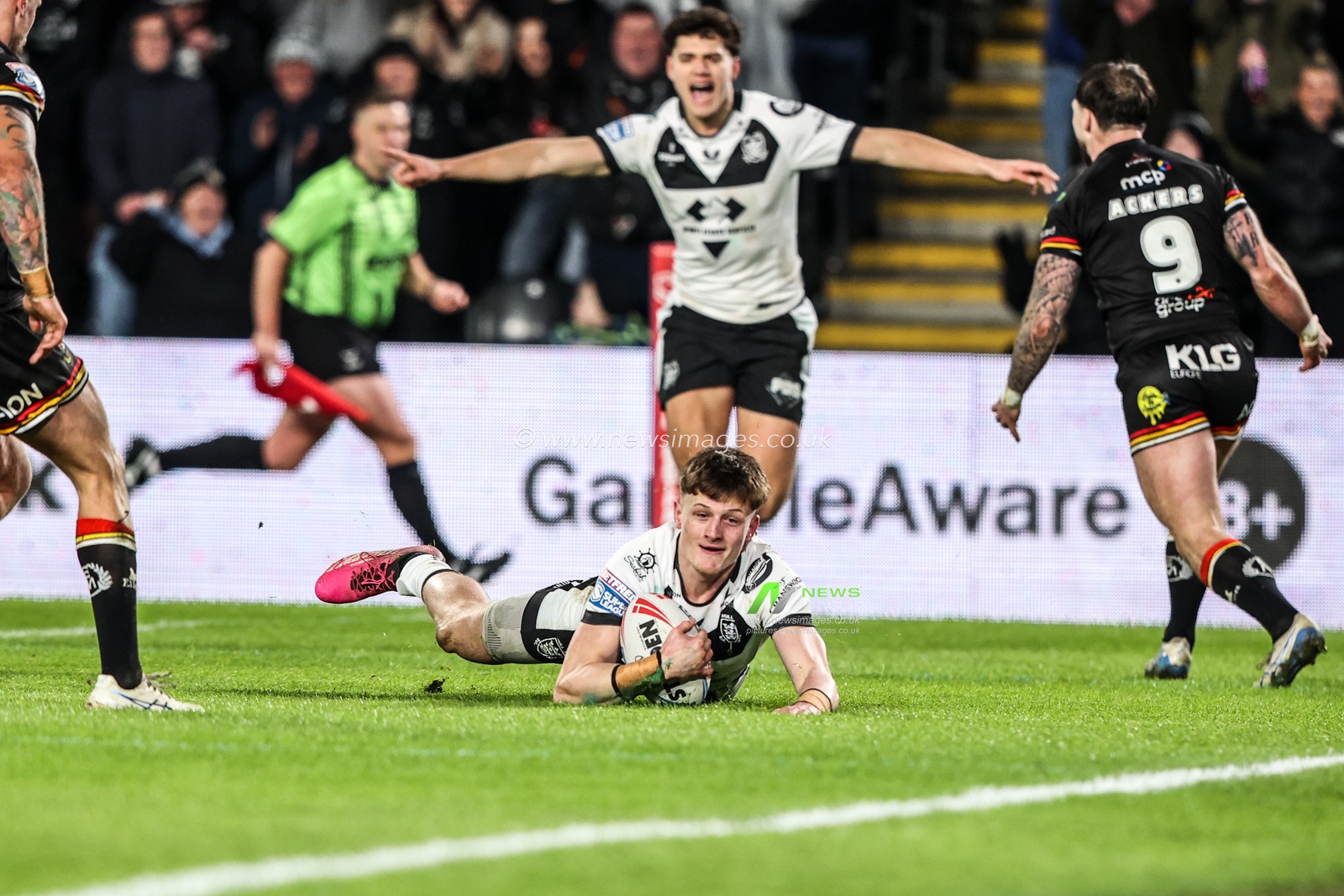Davy Litten of Hull FC goes over for a try during the Betfred Super League round 1 match Hull FC vs Bradford Bulls at MKM Stadium, Hull, United Kingdom on 14 February 2026

(Photo by Alfie Cosgrove/News Images)