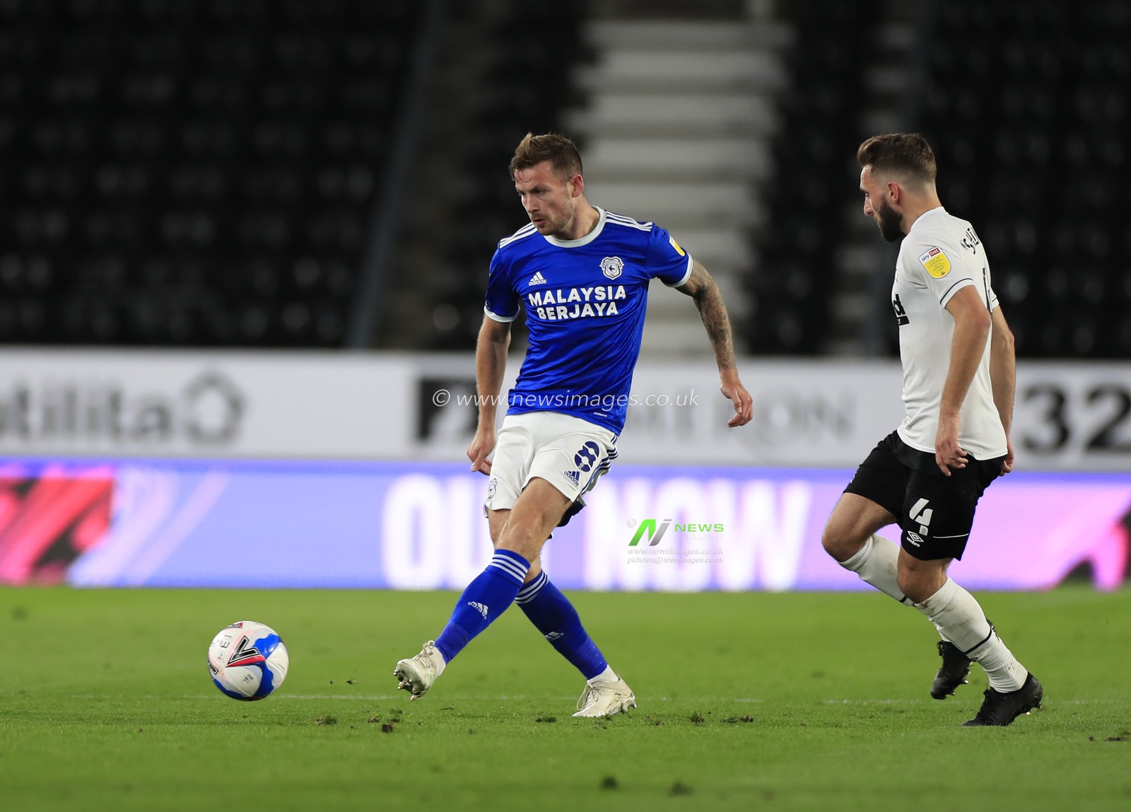 Joe Ralls (8) of Cardiff City passes the ball
