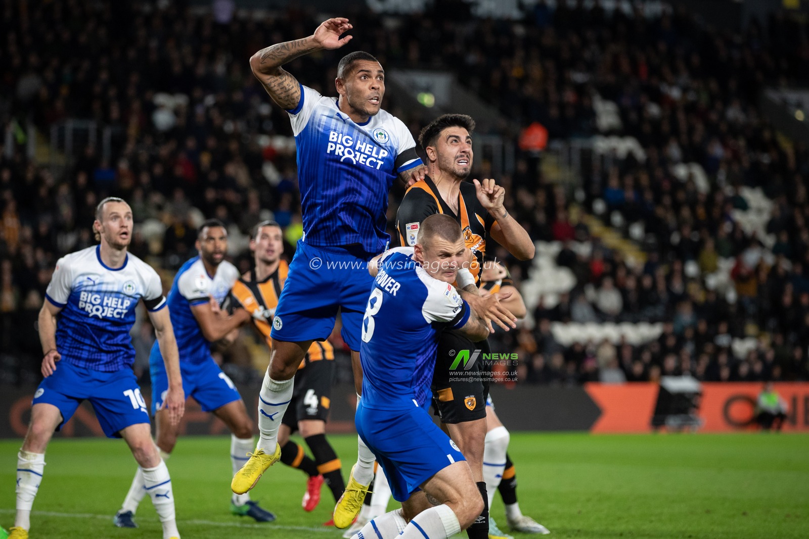 Josh Magennis #28 of Wigan Athletic and Ozan Tufan #7 of Hull City both rise for the ball during the Sky Bet Championship match Hull City vs Wigan Athletic at MKM Stadium, Hull, United Kingdom, 5th October 2022

(Photo by James Heaton/News Images)