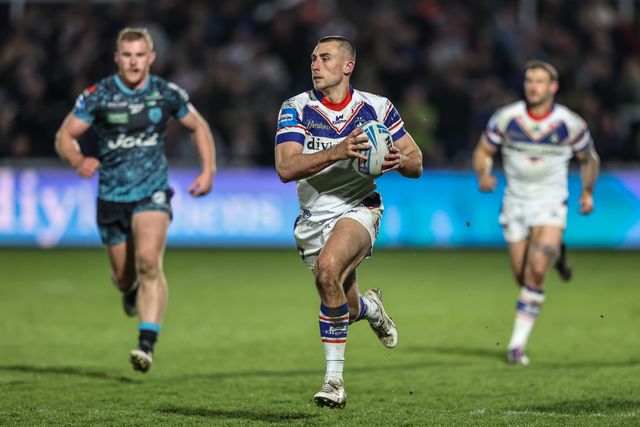 Oliver Pratt of Wakefield Trinity breaks with the ball during the Betfred Challenge Cup Quarter Final match Wakefield Trinity vs Leigh Leopards at DIY Kitchens Stadium, Wakefield, United Kingdom, 4th April 2025

(Photo by Alfie Cosgrove/News Images)