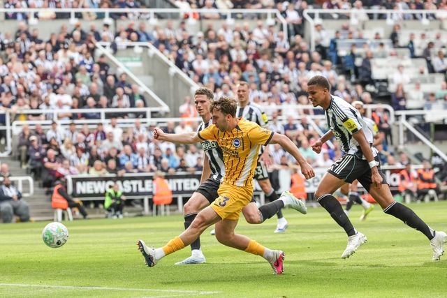 Jack Hinshelwood of Brighton & Hove Albion scores to make it 2-1 during the Premier League match Newcastle Untied vs Brighton & Hove Albion at St. James's Park, Newcastle, United Kingdom on 02 May 2026

(Photo by Mark Cosgrove/News Images)