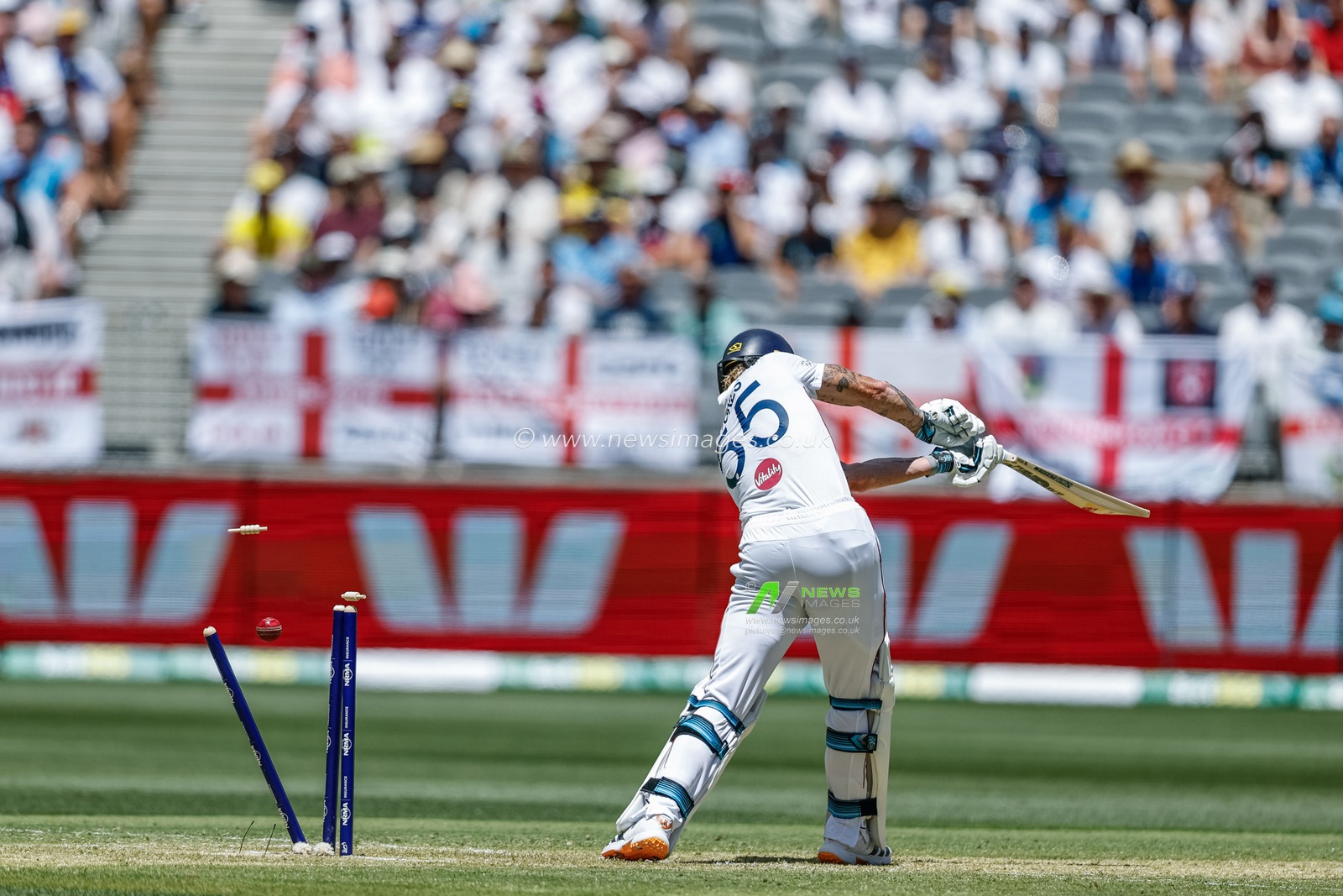 England captain Ben Stokes is bowled out by Mitch Starc of Australia during the NRMA Insurance Ashes First Test Day 1 Series Australia vs England at Optus Stadium, Perth, Australia, 20th November 2025

(Photo by Santanu Banik/News Images)

*** GER AUT SUI OUT ***