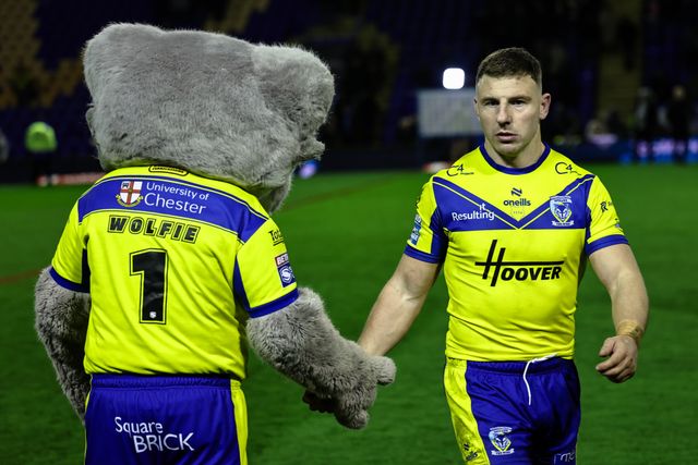 Wolfie high-fives George Williams of Warrington Wolves during the Betfred Super League Round 6 match Warrington Wolves vs Leeds Rhinos at Halliwell Jones Stadium, Warrington, United Kingdom, 28th March 2025

(Photo by Mark Cosgrove/News Images)