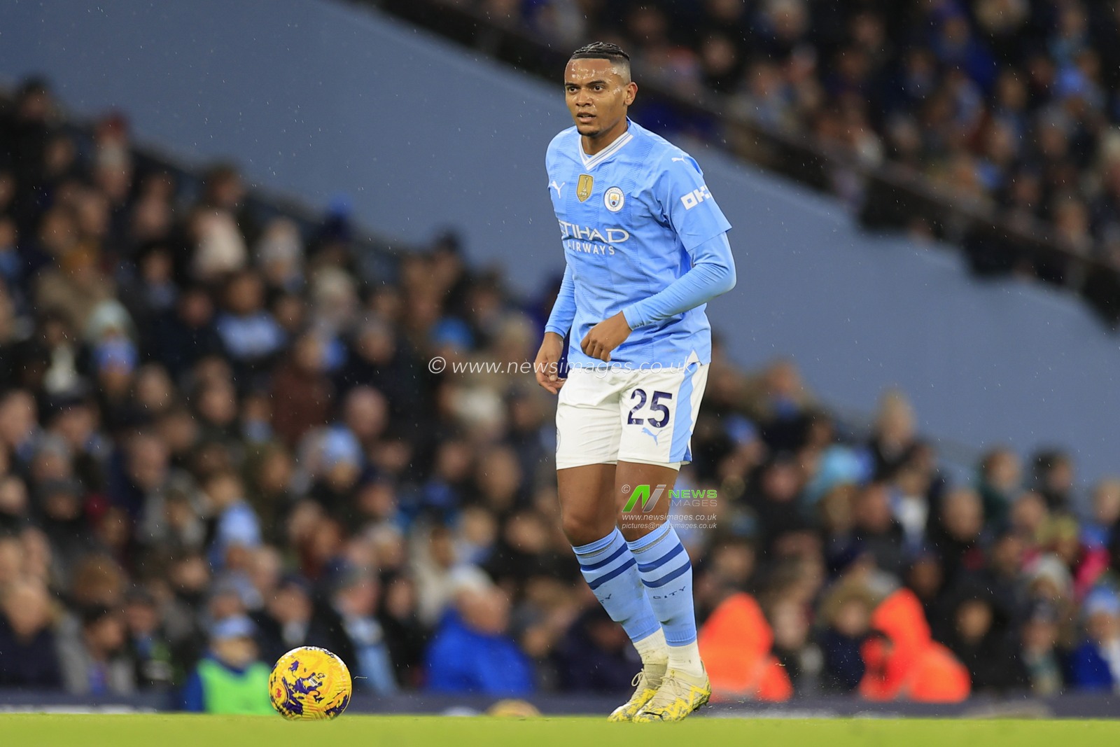 Manuel Akanji #25 of Manchester City controls the ball during the Premier League match Manchester City vs Sheffield United at Etihad Stadium, Manchester, United Kingdom, 30th December 2023

(Photo by Conor Molloy/News Images)
