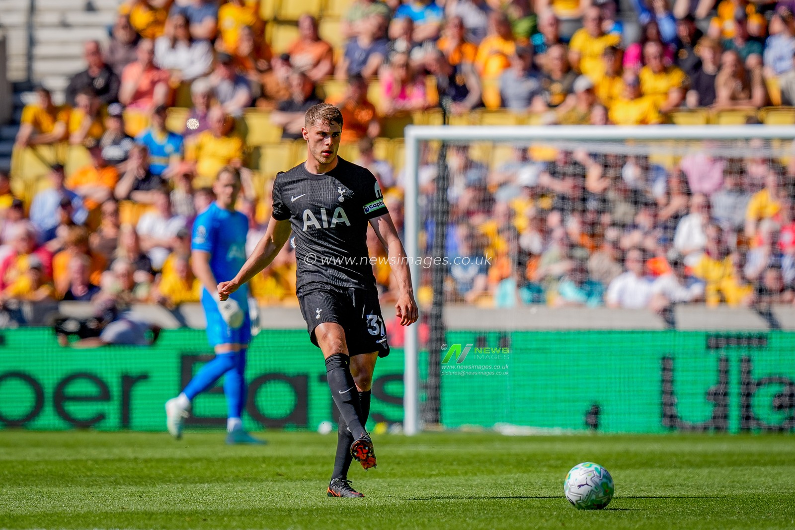 Micky van de Ven of Tottenham Hotspur controls the ball  during the Premier League match Wolverhampton Wanderers vs Tottenham Hotspur at Molineux, Wolverhampton, United Kingdom on 25 April 2026

(Photo by Maynard Manyowa/News Images)